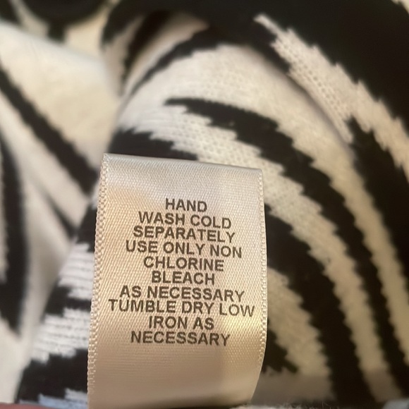 Very gently worn sweater jacket - Picture 4 of 5